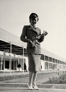 Model w garniturze stworzonym przez dom mody "Graldi". Całość dopełnia sztywny kapelusz. (zdjęcie czarno-białe) autorstwa Luis Bogino