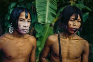 Mężczyźni z plemienia Emberá, rdzennej ludności na skraju dżungli, Panama