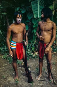 Mężczyźni z plemienia Emberá, rdzennej ludności na skraju dżungli, Panama