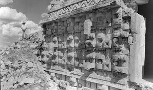 Rzeźba reliefowa na monumentalnych ruinach Majów, półwysep Jukatan. 1936