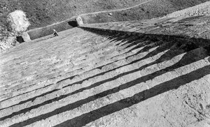 Schody prowadzące do monumentalnych ruin Majów, piramidy Chichen Itza. 1936