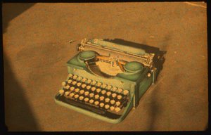Kolorowe zdjęcie martwej natury maszyny do pisania wykonane przy użyciu aparatu Autochrome Lumière i...