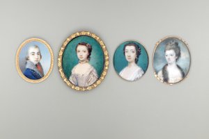 Pani Arabella Walker-Heneage, z domu Cope (zm. ok. 1818), w kremowej sukience z koronkową lamówką i opończą obszytą futrem, perły splecione w jej zaczesanych do góry i kręconych włosach, na tle nieba i chmur