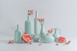 Ekspozycja niebieskich wazonów z motywem granatu