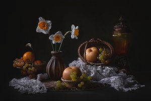 Martwa natura z żonkilami i owocami
