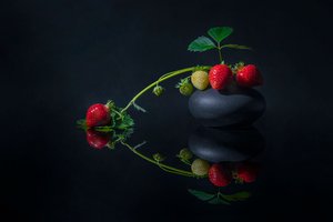 Eleganckie ciemne truskawki