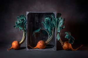 Rustykalna martwa natura z złotymi burakami