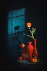Martwa natura z ponurymi tulipanami