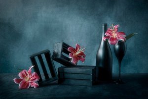 Nastrojowe wino i lilie autorstwa Lydia Jacobs