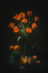 Martwa natura z pomarańczowymi tulipanami