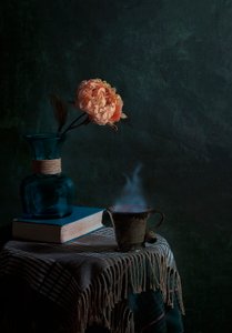 Piwonia i parująca filiżanka autorstwa Lydia Jacobs