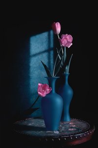 Różowe tulipany w niebieskich wazonach