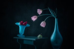 Różowe tulipany i truskawki autorstwa Lydia Jacobs