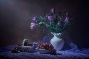 Martwa natura z fioletowymi tulipanami autorstwa Lydia Jacobs
