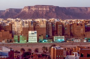 Względne drapacze chmur na pustyni Shibam Hadramawt aka Shibam, w południowym Jemenie,...