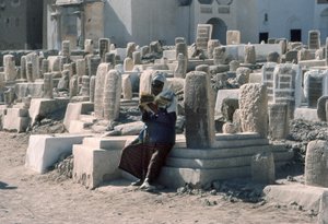 Jemeńczyk recytuje Koran na cmentarzu z grobowcami w Sayun, Hadramawt, Jemen Południowy.