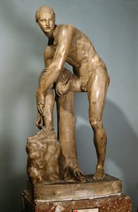 Hermes zawiązujący sandał, rzymska kopia greckiego oryginału przypisywanego Lizipposowi autorstwa Lysippos (after)