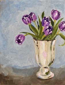 Fioletowe tulipany w wazonie autorstwa Madison Phipps