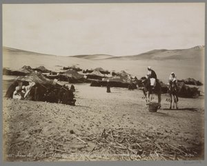 Obóz z namiotami i wielbłądami na pustyni (przypuszczalnie) Egiptu Scene du desert: Arrivée de chameliers à un campement de tribu. (tytuł na obiekcie)
