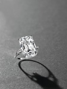 Elegancki pierścionek (platyna i diament) autorstwa Manuel Cusí