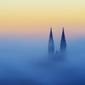 Zamglone wieże kościelne autorstwa Marek Kijevský