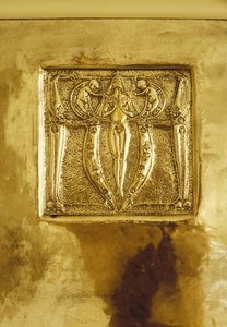 Meble zaprojektowane dla No. 120 Mains Street, Glasgow, metalowa tablica Repousse pierwotnie nad kominkiem, ok. 1900 (metal) autorstwa Margaret Macdonald
