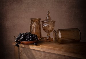 Winogrona w bursztynowym szkle autorstwa Margareth Perfoncio