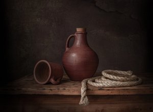 Gliniany dzban z uchwytem w kształcie liny autorstwa Margareth Perfoncio