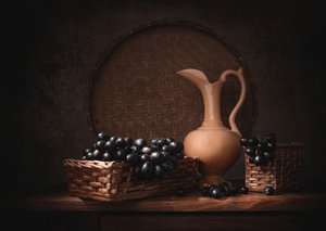 Martwa natura z ciemnymi winogronami autorstwa Margareth Perfoncio