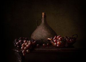 Martwa natura z ciemnymi winogronami autorstwa Margareth Perfoncio