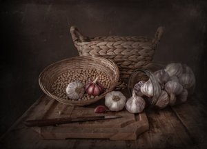 Ciemna, rustykalna martwa natura z czosnkiem autorstwa Margareth Perfoncio