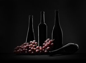 Martwa natura z ciemnym winem autorstwa Margareth Perfoncio