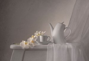 Elegancka podwieczorek z orchideami autorstwa Margareth Perfoncio