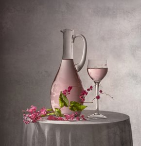 Elegancka różowa martwa natura