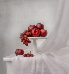 Eleganckie czerwone owoce autorstwa Margareth Perfoncio