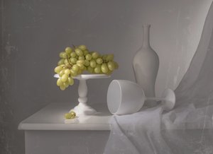 Elegancka martwa natura z białymi winogronami