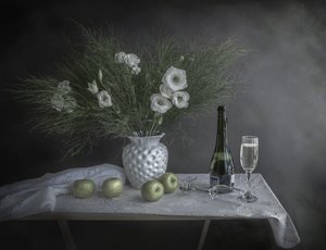 Kwiaty i szampan autorstwa Margareth Perfoncio