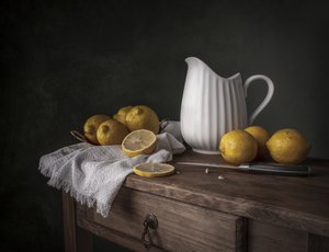 Świeże cytryny na drewnie