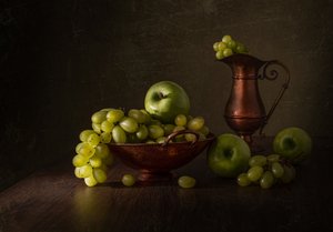 Martwa natura z zielonymi winogronami i miedzią autorstwa Margareth Perfoncio