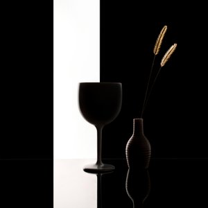 Minimalistyczna martwa natura w czerni i bieli autorstwa Margareth Perfoncio