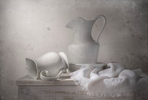 Cicha ceramiczna martwa natura autorstwa Margareth Perfoncio