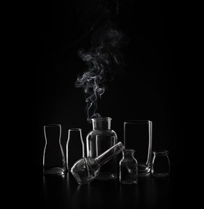 Naczynia ze szkła „Rising Smoke” autorstwa Margareth Perfoncio