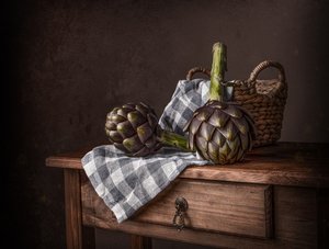 Rustykalna martwa natura z karczochami autorstwa Margareth Perfoncio