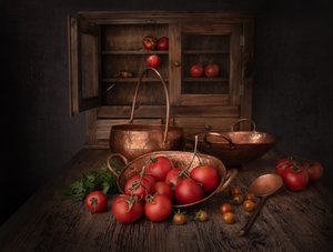 Pomidory w rustykalnej miedzianej misce autorstwa Margareth Perfoncio