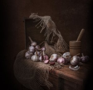 Rustykalna martwa natura z czosnkiem autorstwa Margareth Perfoncio