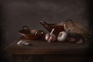 Rustykalna martwa natura z czosnkiem autorstwa Margareth Perfoncio