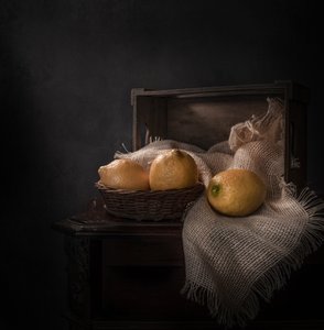 Rustykalna martwa natura z cytryną autorstwa Margareth Perfoncio