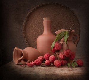 Rustykalna martwa natura z liczi autorstwa Margareth Perfoncio