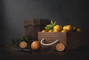 Rustykalna martwa natura w pomarańczach autorstwa Margareth Perfoncio