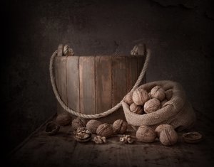 Rustykalna martwa natura z orzechami włoskimi autorstwa Margareth Perfoncio